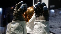 Sarung tangan milik Buzz Aldrin, salah seorang astronot yang ikut serta dalam misi Apollo 11, ditampilkan dalam pameran yang digelar untuk memperingati 50 tahun pendaratan bersejarah di bulan. Lindsey Wasson/Reuters.