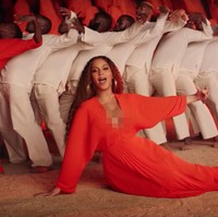 Penampilan Beyonce lalu ditutup gaun pleated merah berbelahan dada rendah nan seksi. (Foto: Dok. YouTube)