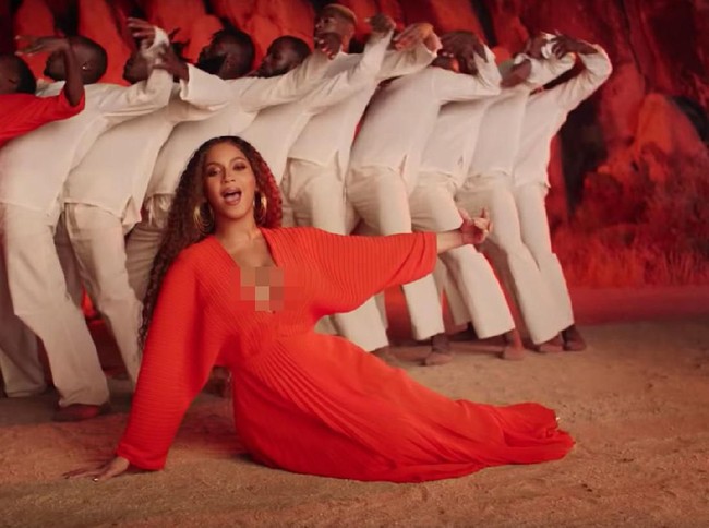 Penampilan Beyonce lalu ditutup gaun pleated merah berbelahan dada rendah nan seksi. (Foto: Dok. YouTube)