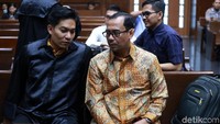 Total pemberian Muafaq untuk Rommy sebesar Rp 91,4 juta yang menjadi anggota DPR saat itu. Selain Rommy, jaksa mengatakan Muafaq juga memberikan uang Rp 50 juta kepada staf khusus Menteri Agama (Menag) Lukman Hakim Saifudin, Gugus Joko Waskito. Muafaq memberikan uang Rp 20 juta kepada Ketua DPW PPP Jatim Musyaffak Noer, serta memberikan uang Rp 2 juta ke Haris Hasanudin. Pemberian uang itu berkaitan seleksi jabatan tersebut.
