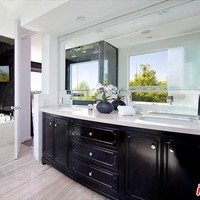 Pemandangan kota nan cantik bisa terlihat dari lantai utama rumah yang di dalamnya terdapat ruang makan, ruang tamu dan dapur. Foto: Dok. MLS Multiple Listing Service