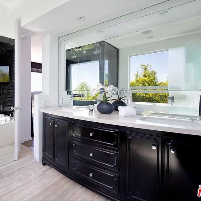 Pemandangan kota nan cantik bisa terlihat dari lantai utama rumah yang di dalamnya terdapat ruang makan, ruang tamu dan dapur. Foto: Dok. MLS Multiple Listing Service