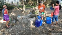 Selain belik, warga juga mengambil air di sendhang atau sumur gali kuno. Letak sendhang berada di bawah pohon ukuran besar. 