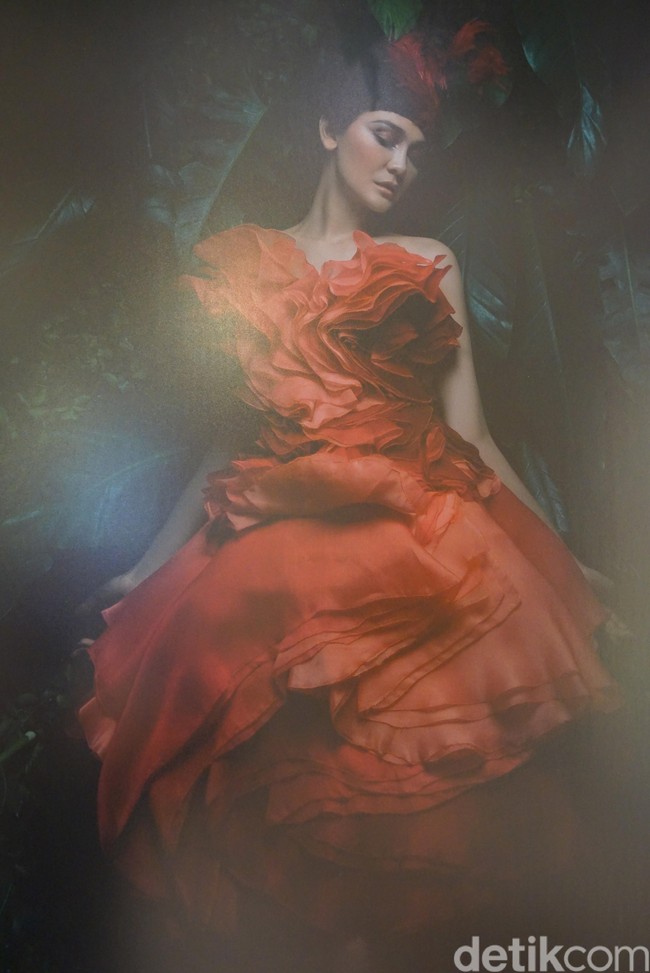 Memakai gaun Eddy Betty, Luna Maya menjelma sebagai flamingo. Binatang flamingo sangat cocok sama Luna yang punya postur tubuh jenjang dengan pembawaannya yang lentik,” kata Rio. Foto: Daniel Ngantung/Wolipop