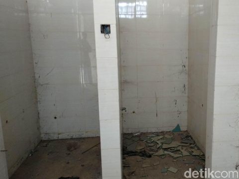 Fasilitas toilet di Stadion GBLA terbengkalai dan rusak.