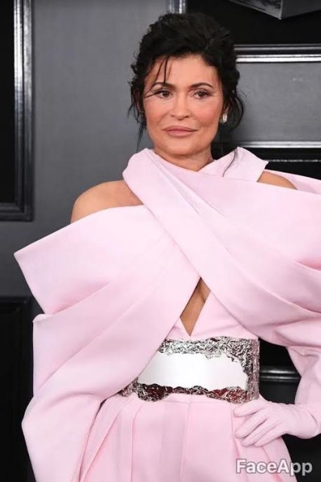 Kylie Jenner mengedit fotonya saat menghadiri Grammy Awards 2019 dengan aplikasi FaceApp. Dan beginilah penampilan Kylie ketika tua. Foto: dok. buzzfeed