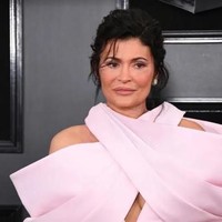 Kylie Jenner mengedit fotonya saat menghadiri Grammy Awards 2019 dengan aplikasi FaceApp. Dan beginilah penampilan Kylie ketika tua. Foto: dok. buzzfeed