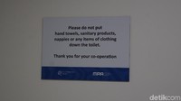 Kamu jangan membuang apapun ke dalam toilet ya. Jika toilet tidak digunakan, maka fasilitas ini akan membersihkan dirinya sendiri. Canggih bukan? (Ahmad Masaul Khoiri/detikcom)