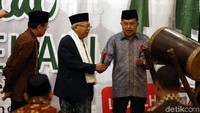 Jusuf Kalla didampingi Maruf Amin memukul beduk sebagai tanda dimulainya acara halal bihalal Dewan Masjid Indonesia (DMI) di Hotel Grand Sahid Jaya, Tanah Abang, Jakarta Pusat, Rabu (17/7/2019).
