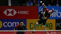 Hendra melepaskan smash keras.