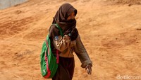Meski begitu, proyek pembangunan yang berlokasi tak jauh dari area sekolah tersebut membuat aktivitas siswa dan guru menjadi terganggu.
