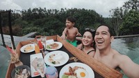 Hobi travelin bersama keluarga, intip saja nih keseruan Ippe dan keluarga kecilnya saat menikmati floating breakfast di dalam kolam renang dengan pemandangan alam yang indah. Foto: Instagram @cyclonesia