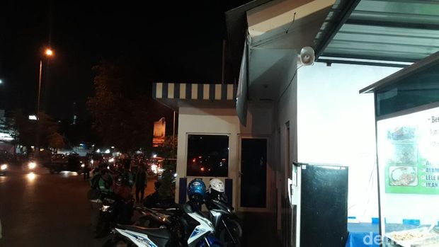 Polisi Pasang Pengeras Suara Tertibkan Ojol di Stasiun Bekasi