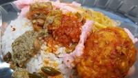 Nasi yang dimasak dengan santan diberi topping balado telur, gulai dan sambal serat kerupuk. Foto : Instagram @myudha