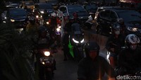 Arus lalu lintas yang sangat macet membuat para pemotor nekat malawan arus.