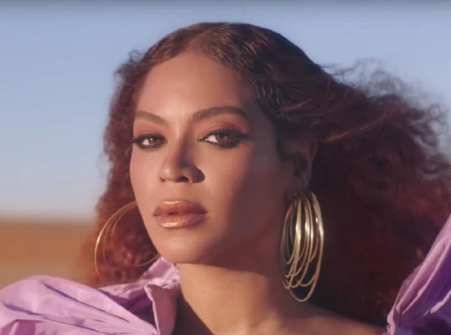 Dirilis untuk menyambut kehadiran film The Lion King,  video klip Spirit menampilkan Beyonce bernyanyi di alam terbuka dengan gaun-gaun high-fashion yang seksi. (Foto: YouTube)