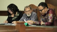 Tiga Kuasa Hukum, Tubagus Dally (dari kanan), Nanang Setiawan, dan Juliane Sari Manurung mendengarkan penjelasan saksi ahli Kasubdit pelayanan hukum dan Lembaga Manajemen Kolektif Direktorat Jenderal HAKI Agung Damarsasongko. Foto: dok. Laku Pandai
