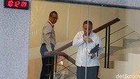 Emirsyah merupakan mantan Dirut PT Garuda Indonesia. Dia ditetapkan sebagai tersangka karena diduga menerima suap dari Soetikno Soedarjo selaku beneficial owner Connaught International Pte Ltd.