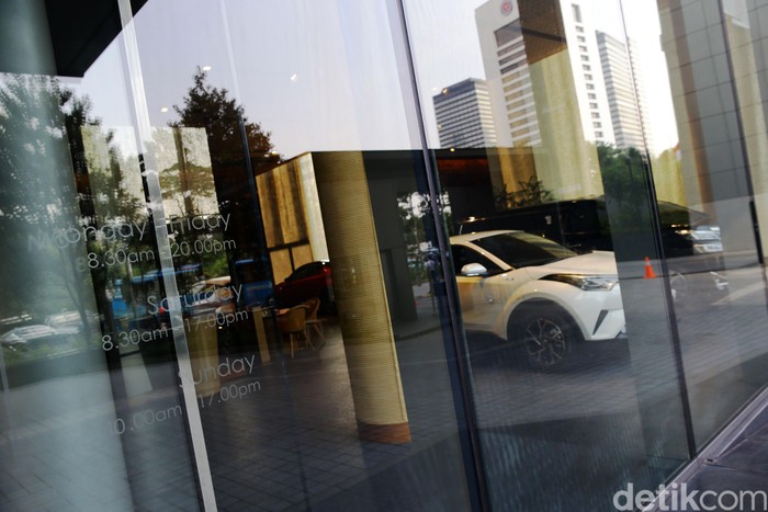 Salah satu diler mobil Toyota di Indonesia, Auto2000 meresmikan diler di kawasan bintang Jakarta, Jalan Sudirman. Diler ini boleh jadi merupakan yang termewah di Indonesia.