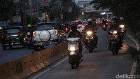 Aksi terobos jalur busway ini rutin terjadi di jalan Daan Mogot.
