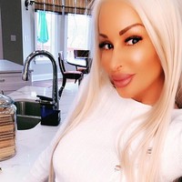 Ini Nannette Hammond, selebgram yang dijuluki sebagai Barbie di kehidupan nyata. Penampilannya itu pun hasil dari puluhan operasi plastik yang dilakukannya selama bertahun-tahun. Foto: Instagram