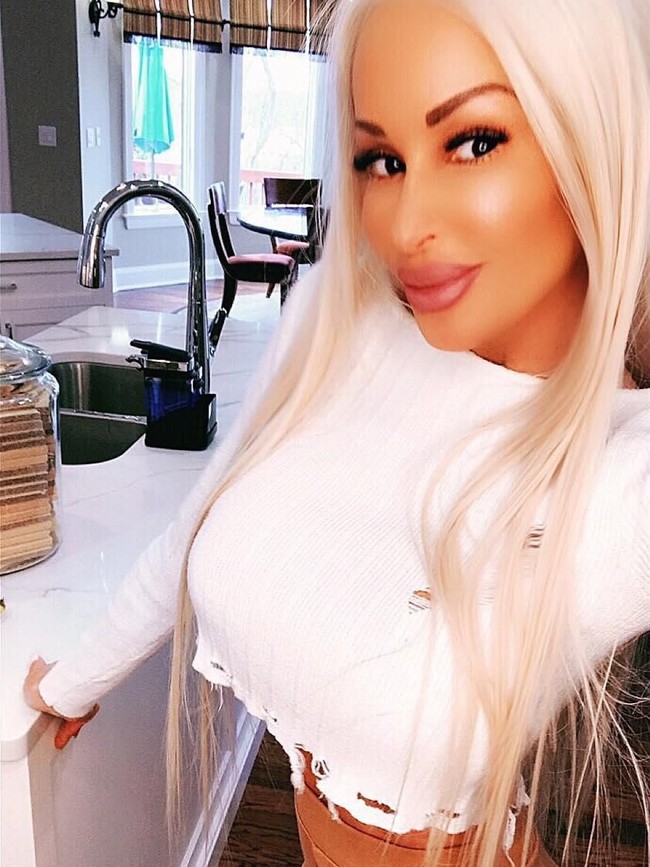 Ini Nannette Hammond, selebgram yang dijuluki sebagai Barbie di kehidupan nyata. Penampilannya itu pun hasil dari puluhan operasi plastik yang dilakukannya selama bertahun-tahun. Foto: Instagram