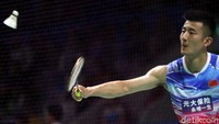 Pada pertengahan gim pertama, Tommy mulai bangkit dan perolehan angka pun mulai ketat hingga akhirnya Chen Long menang dengan skor 22-20.