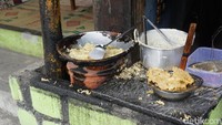 Tak hanya jagung, ada pula gorengan hangat yang siap disantap ketika kamu berkunjung ke Ketep Pass (Ahmad Masaul Khoiri/detikcom) 