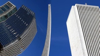 Bangunanya tidak melengkung, hanya refleksi dari kaca. Foto: Nikola Olic