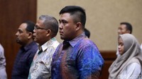 Kasatker SPAM Strategis Anggiat Partunggul Nahot Simaremare (tengah) dituntut 8 tahun penjara, denda Rp 400 juta subsider 4 bulan kurungan. Anggiat diyakini bersalah menerima suap dan gratifikasi dari pengusaha.