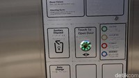 Ada beberapa tanda warna yang menyatakan apakah toilet sedang digunakan atau tidak, yakni hijau saat kosong, kuning saat terisi, merah saat tertutup, dan biru saat akan selesai digunakan (Ahmad Masaul Khoiri/detikcom)