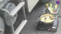 Nekat Masak di Jalan Tol, Pasangan Asal China Ini Didenda Polisi