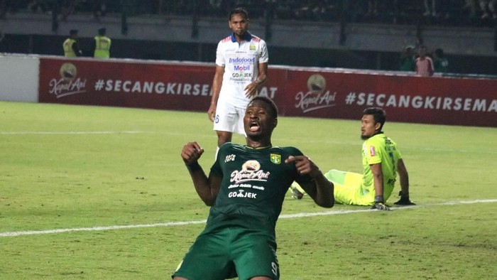 Pesepak bola Persebaya Surabaya Amido Balde melakukan selebrasi usai mencetak gol ke gawang Persib Bandung pada pertandingan Liga 1 2019 di Stadion Gelora Bung Tomo, Surabaya, Jawa Timur, Jumat (5/7/2019). Persebaya Surabaya menang atas Persib Bandung dengan skor 4-0. ANTARA FOTO/Didik Suhartono/wsj.