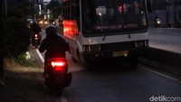 Tak hanya pemotor, mobil Kopaja tanpa lampu juga ikut masuk jalur busway.