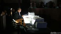 Jaksa membacakan tuntutannya.