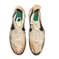 Masih dari Nike, pelelangan ini juga menyertakan seri Moon Shoe dalam daftar item yang dilelang. Sneakers keluaran 1972 ini didesain oleh Bill Bowerman, salah satu pendiri Nike, dan disebut-sebut sebagai sepatu pertama di dunia yang memiliki lapisan sol berpola seperti waffle. Di Sothebys, sepasang sneakers Nike Moon Shoe ditawarkan dari harga US$ 80 ribu dan bisa terjual dua kali lipat atau sekitar Rp 2,2 miliar. (Foto: Dok. Sothebys)