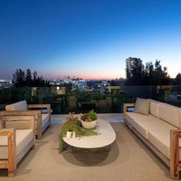 Area outdoor untuk bersantai dengan pemandangan kota Los Angeles yang cantik. Dilengkapi dengan meja dan sofa kayu. Foto: Dok. MLS Multiple Listing Service