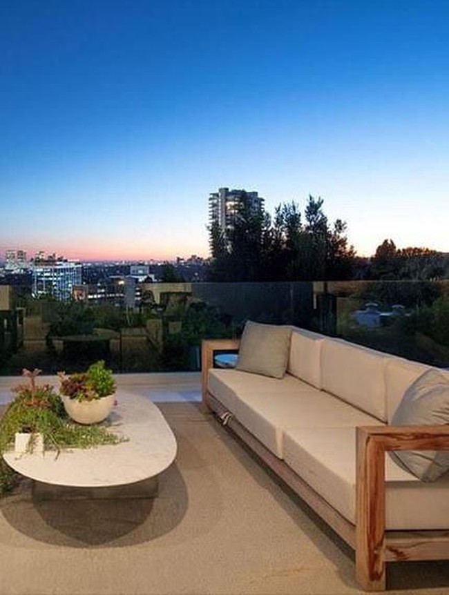 Area outdoor untuk bersantai dengan pemandangan kota Los Angeles yang cantik. Dilengkapi dengan meja dan sofa kayu. Foto: Dok. MLS Multiple Listing Service