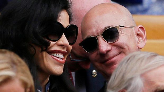 Tennis - Wimbledon - All England Lawn Tennis and Croquet Club, London, Britain - July 14, 2019  Amazon CEO Jeff Bezos and his girlfriend TV presenter Lauren Sanchez in the Royal Box ahead of the final between Switzerland's Roger Federer and Serbia's Novak Djokovic  REUTERS/Andrew Couldridge
