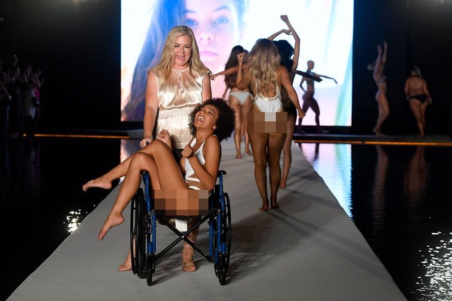 Saat berjalan di karpet merah, Djaniel dibantu oleh sahabatnya untuk mendorong kursi roda. Selagi berpose seksi sambil duduk dengan posisi menyerong, senyum ceria Djaniel pun menarik perhatian para penonton. Foto: Getty Images