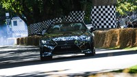 Seperti halnya versi coupe (atap tertutup) LC Convertible berbagai desain mobil yang atletis namun dengan identitas yang berbeda. Mobil memiliki roda yang besar dengan overhang pendek, menciptakan mobil dengan performa tinggi. Pengenalan pasar dan spesifikasi mobil ini akan diumumkan di masa depan. Istimewa/Dok. Lexus.