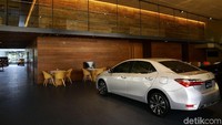 Saat Menara Astra dibangun, showroom Toyota harus bergeser dulu ke Wisma Keiai.