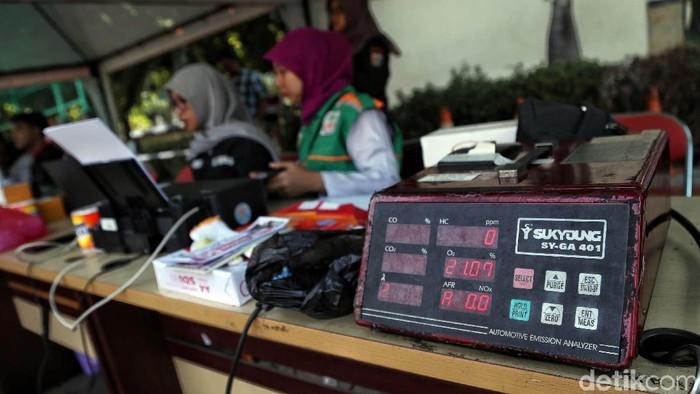 Petugas Sudin Lingkungan Hidup Jakarta Utara melakukan uji emisi kendaraan bermotor. Hal itu dilakukan salah satunya untuk menekan polusi udara di ibu kota.