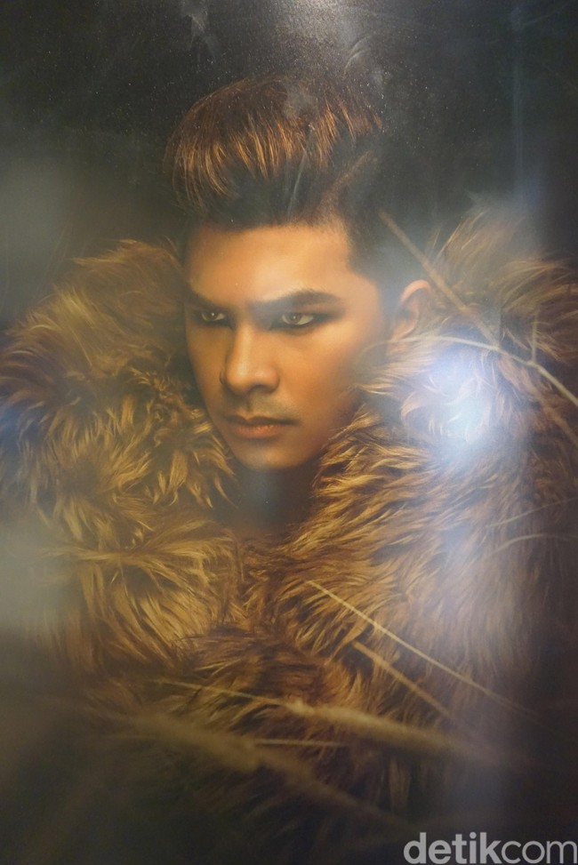 Sementara itu, Glenn menjelma sebagai Simba, sang singa di Lion King, dengan kostum buatan Christian Hallen. “Ini pertamakalinya gue dipotret pakai eyeliner. Hahaha,”’seloroh Glenn. Foto: Daniel Ngantung/Wolipop