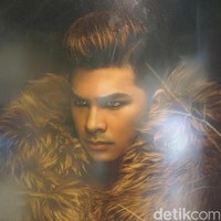 Sementara itu, Glenn menjelma sebagai Simba, sang singa di Lion King, dengan kostum buatan Christian Hallen. “Ini pertamakalinya gue dipotret pakai eyeliner. Hahaha,”’seloroh Glenn. Foto: Daniel Ngantung/Wolipop