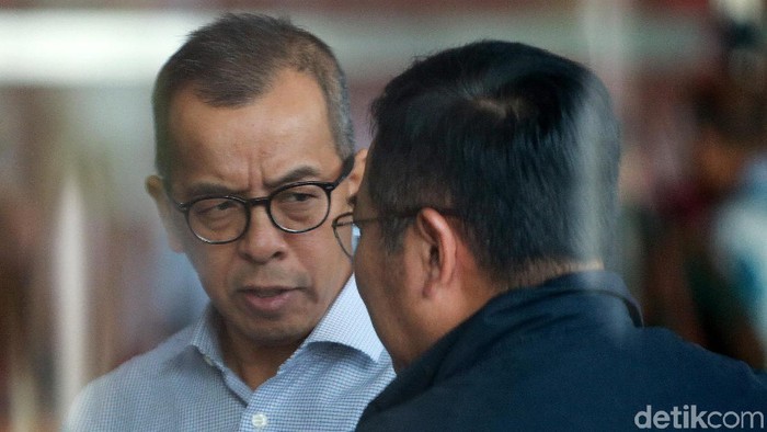 Eks Dirut PT Garuda Indonesia, Emirsyah Satar, kembali diperiksa KPK. Ia diperiksa terkait dugaan suap pembelian mesin pesawat dari Rolls Royce.