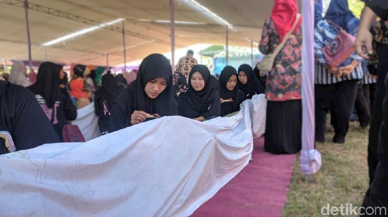 Lewat Batik Sepanjang 72 Meter, Motif Sendang Khas Lamongan Dipromosikan Lewat Batik Sepanjang 72 Meter, Motif Sendang Khas Lamongan Dipromosikan