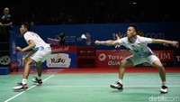 Di gim pertama, Huang/Liu bermain ketat dengan ganda putra tuan rumah, Fajar/Rian. Pasangan ganda China itu pun menutup gim pertama dengan skor 21-18.