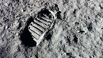 Peringatan pencapaian bersejarah tersebut dirayakan dengan mengenang dan memamerkan foto-foto pendaratan di Bulan pada 20 Juli 1969. Foto: Reuters