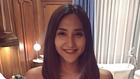 Dena disebut-sebut sudah dilamar oleh kekasih bulenya. Kabar itu mencuat berkat komentar Papah Edwin di Instagram. Foto: Instagram denarachman
